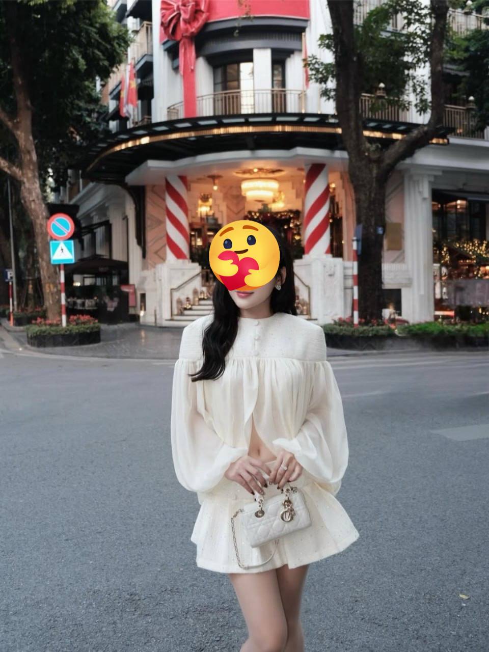 MAI TRANG DỄ THƯƠNG CHIỀU KHÁCH