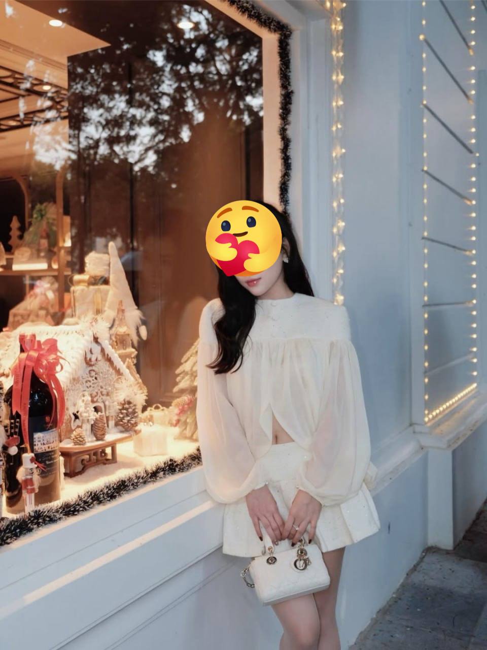 MAI TRANG DỄ THƯƠNG CHIỀU KHÁCH